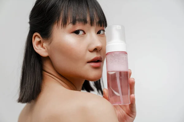 Молода Азіатська Сорочки Жінка Позує Піною Прибирання Ізольована Білому Тлі — стокове фото