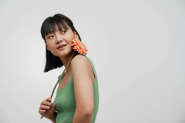 Jeune Femme Asiatique Regardant Côté Tout Posant Avec Gerbera Fleur — Photo