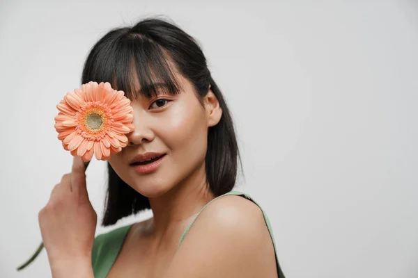 Jeune Femme Asiatique Regardant Caméra Tout Posant Avec Gerbera Fleur — Photo