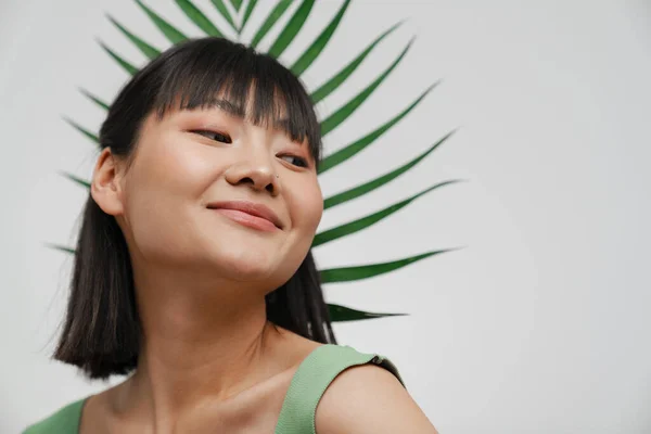 Jeune Femme Asiatique Souriant Tout Posant Avec Une Feuille Verte — Photo