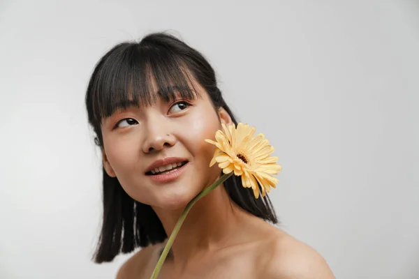 Jeune Asiatique Torse Femme Posant Avec Gerbera Fleur Isolé Sur — Photo