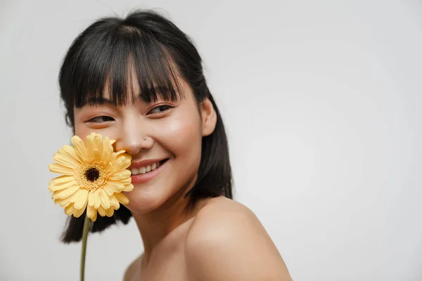年轻的亚洲无袖女人微笑着 与白色背景下的芙蓉花合影 — 图库照片