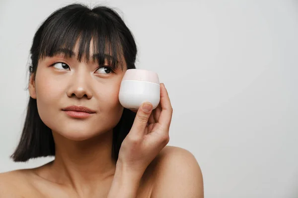 Jeune Asiatique Torse Femme Posant Avec Visage Crème Isolé Sur — Photo