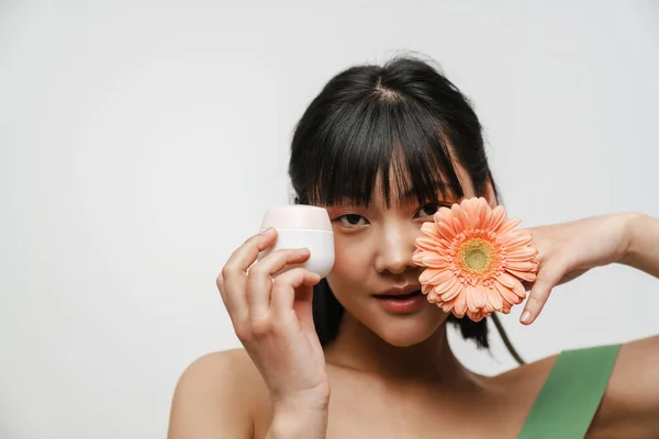 Jeune Femme Asiatique Posant Avec Crème Visage Gerbera Fleur Isolé — Photo