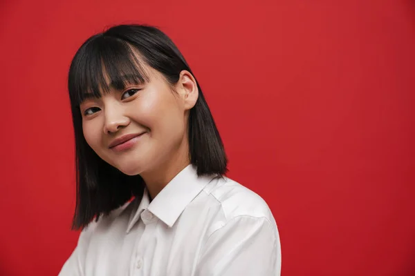 Jong Aziatische Brunette Vrouw Glimlachen Kijken Naar Camera Geïsoleerd Rood — Stockfoto