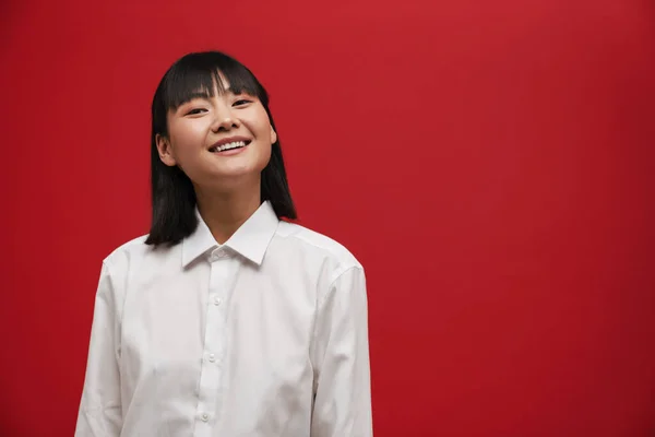 Junge Asiatische Brünette Frau Lächelt Und Schaut Auf Kamera Isoliert — Stockfoto