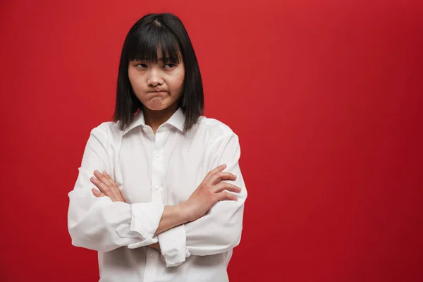 Jonge Aziatische Vrouw Fronsen Terwijl Poseren Met Armen Gekruist Geïsoleerd — Stockfoto