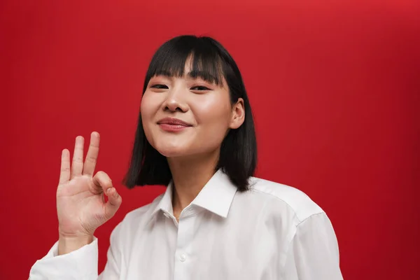 Junge Asiatische Frau Trägt Hemd Lächelnd Und Zeigt Zeichen Isoliert — Stockfoto