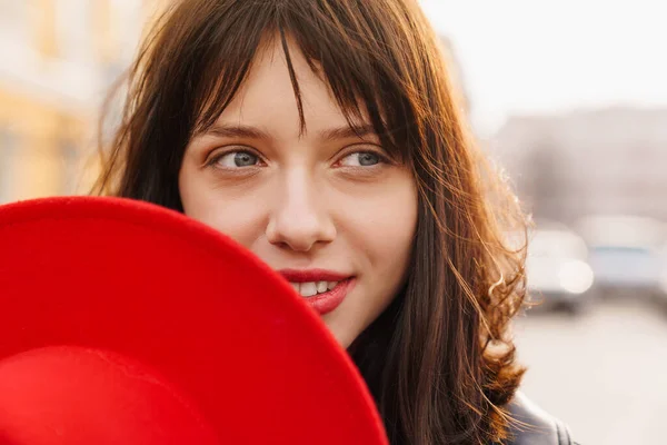 Close Van Een Glimlachende Jonge Stijlvolle Brunette Witte Vrouw Met — Stockfoto