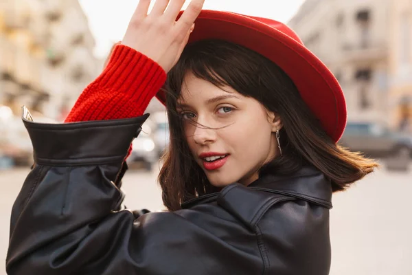 Primer Plano Una Joven Sonriente Morena Elegante Mujer Blanca Con —  Fotos de Stock