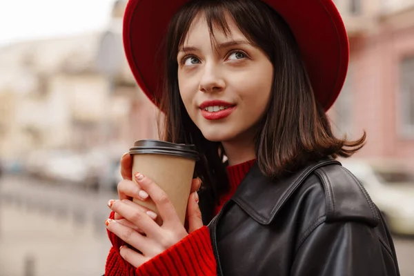 Primer Plano Una Joven Sonriente Morena Elegante Mujer Blanca Con —  Fotos de Stock