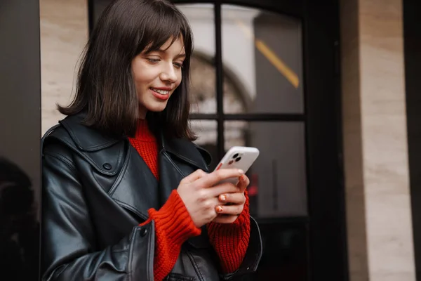 Elinde Cep Telefonu Olan Mutlu Esmer Beyaz Bir Kadın — Stok fotoğraf