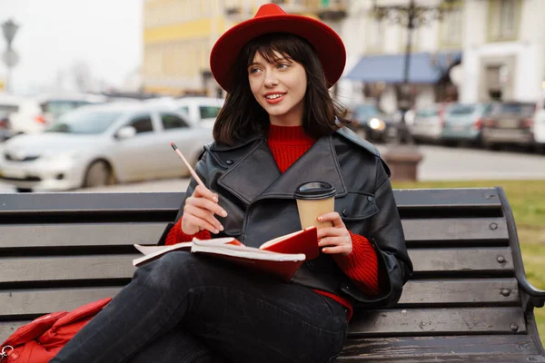 Улыбающаяся Белая Женщина Кожаной Куртке Читает Книгу Сидя Скамейке Кофе — стоковое фото