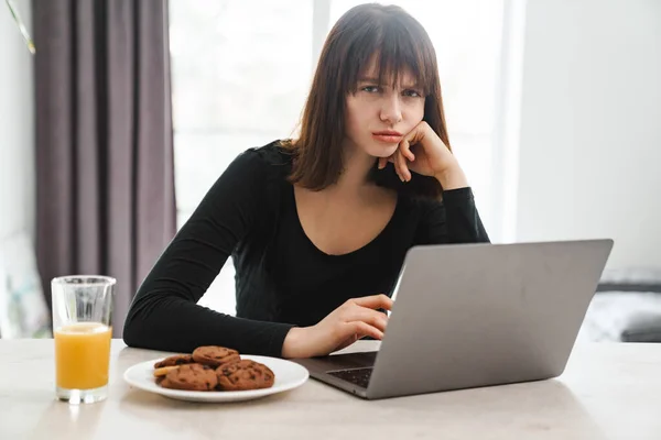 Verärgerte Junge Weiße Frau Sitzt Mit Laptop Küchentisch — Stockfoto