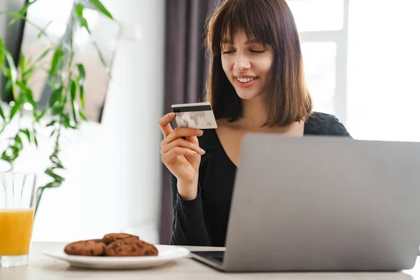 Lächelnde Junge Weiße Frau Küchentisch Mit Laptop Und Kreditkarte — Stockfoto