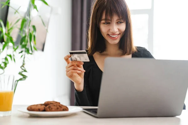 Lächelnde Junge Weiße Frau Küchentisch Mit Laptop Und Kreditkarte — Stockfoto