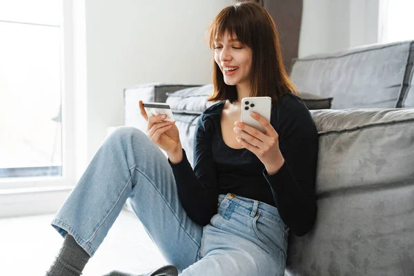Усміхнена Молода Жінка Купує Онлайн Через Мобільний Телефон Тримаючи Кредитну — стокове фото