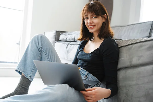 Lächelnde Junge Weiße Frau Mit Laptop Sitzt Hause Auf Dem — Stockfoto