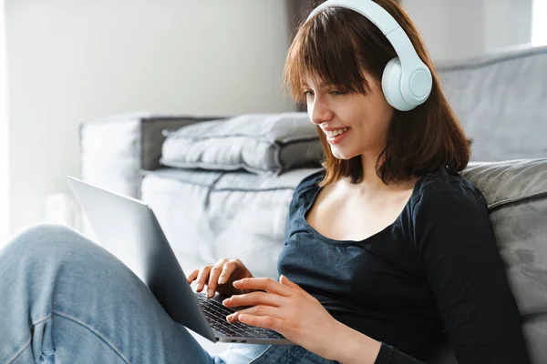 Smiling Young White Woman Laptop Sitting Floor Home Wearing Headphones — Stock Photo, Image