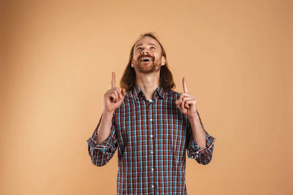 Homem Gengibre Barbudo Sorrindo Apontando Dedo Para Cima Isolado Sobre — Fotografia de Stock