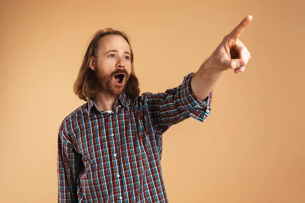 Skägg Ingefära Chockad Man Tittar Och Pekar Finger Sidan Isolerad — Stockfoto