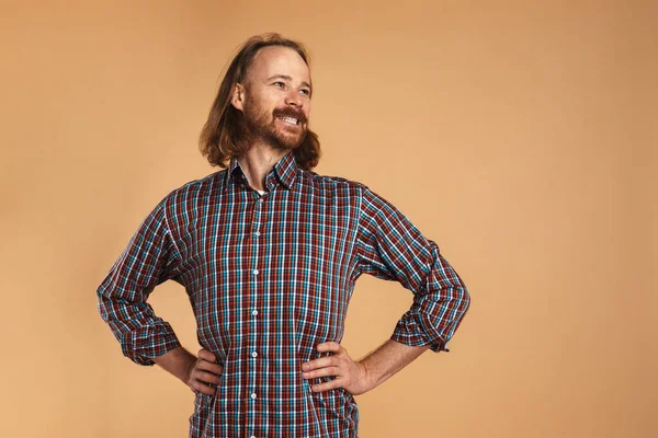 Homem Gengibre Barbudo Vestindo Camisa Xadrez Sorrindo Olhando Para Lado — Fotografia de Stock