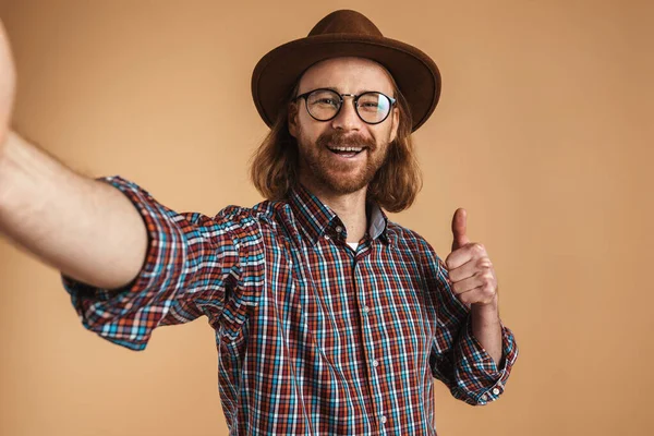 Sorrindo Gengibre Homem Chapéu Mostrando Polegar Para Cima Tirar Foto — Fotografia de Stock