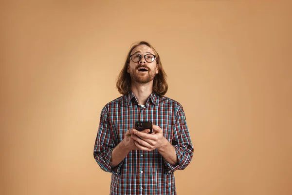 Weißer Ingwermann Mit Brille Blickt Nach Oben Und Benutzt Handy — Stockfoto