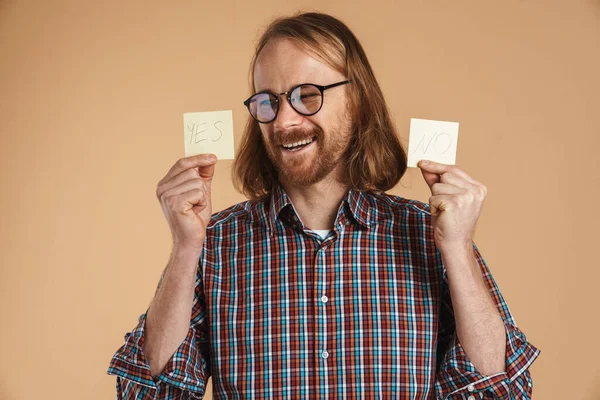 Hombre Jengibre Sonriente Mostrando Trozo Papel Con Sin Signos Aislados —  Fotos de Stock