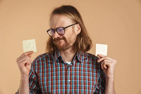 Verwirrter Ingwermann Zeigt Zettel Mit Und Nein Zeichen Isoliert Über — Stockfoto