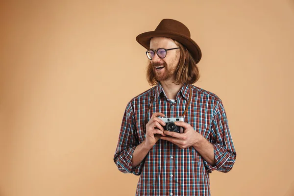 Laughing Ginger Man Wearing Eyeglasses Hat Posing Retro Camera Isolated — Stock Photo, Image