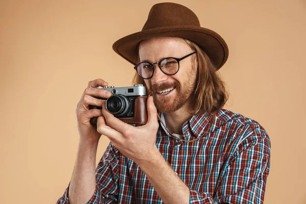 Homem Gengibre Rindo Usando Óculos Chapéu Usando Câmera Retro Isolado — Fotografia de Stock