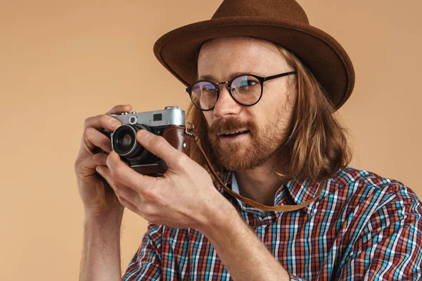 Ongeschoren Gember Man Met Bril Hoed Met Retro Camera Geïsoleerd — Stockfoto