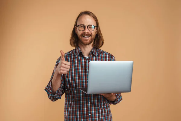 Lächelnder Ingwermann Zeigt Daumen Nach Oben Während Laptop Isoliert Über — Stockfoto