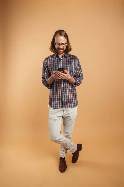 Vit Ingefära Man Bär Glasögon Leende Och Använda Mobiltelefon Isolerad — Stockfoto