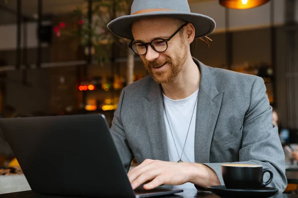 Hombre Barbudo Blanco Con Chaqueta Usando Portátil Mientras Está Sentado — Foto de Stock