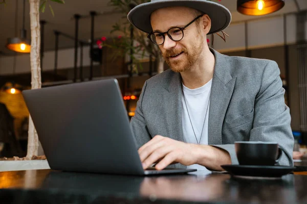 Hombre Barbudo Blanco Con Chaqueta Usando Portátil Mientras Está Sentado — Foto de Stock