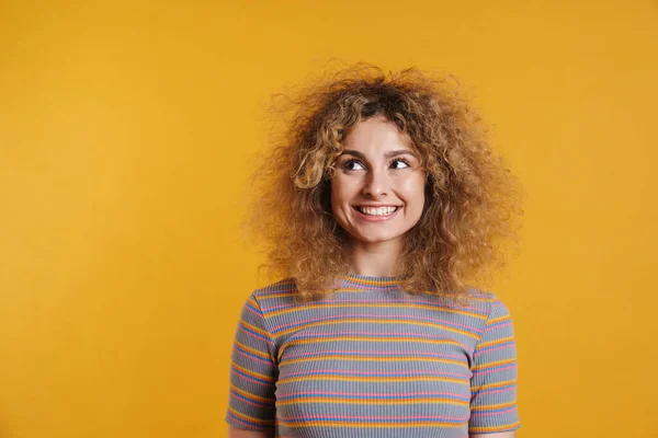 Gelukkig Glimlachen Jong Blond Vrouw Met Bruisend Haar Casual Kleding — Stockfoto