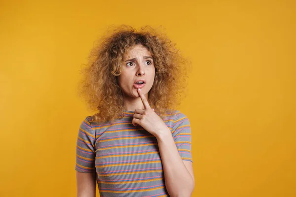 Jovem Loira Confusa Roupas Casuais Sobre Fundo Amarelo — Fotografia de Stock