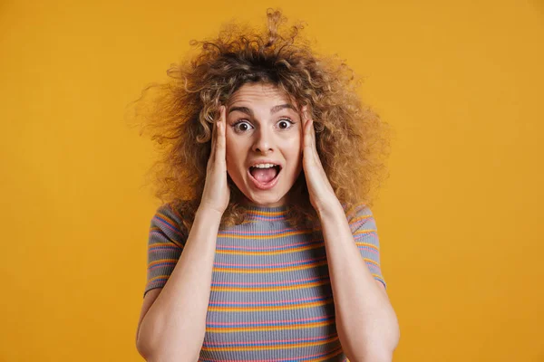 Felice Eccitato Giovane Donna Bionda Con Capelli Frizzante Abiti Casual — Foto Stock