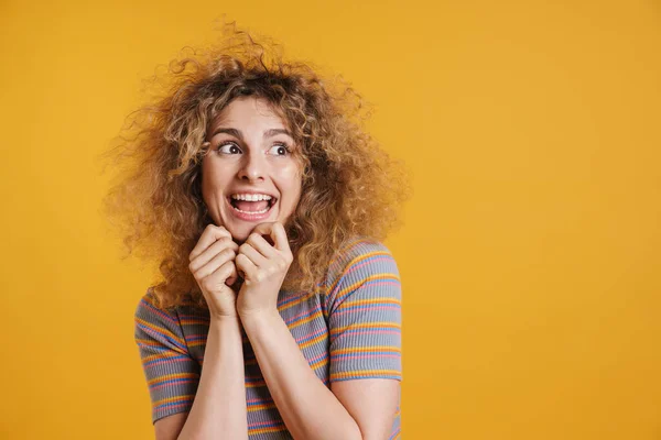 Feliz Animado Jovem Mulher Casual Com Penteado Efervescente Sobre Fundo — Fotografia de Stock