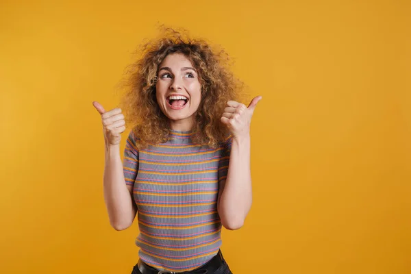 Feliz Animado Jovem Mulher Casual Com Penteado Efervescente Sobre Fundo — Fotografia de Stock