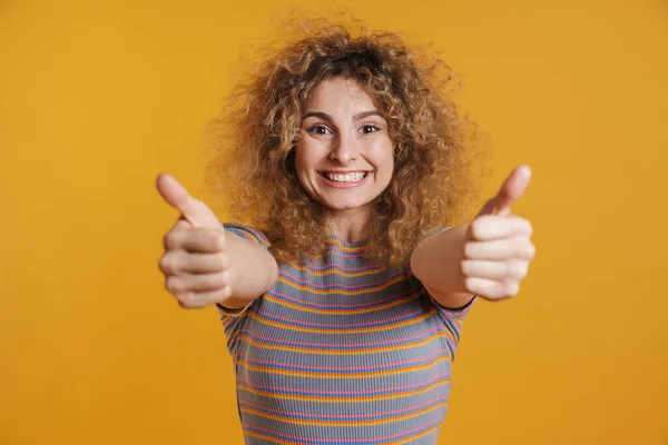 Feliz Animado Jovem Mulher Casual Com Penteado Efervescente Sobre Fundo — Fotografia de Stock