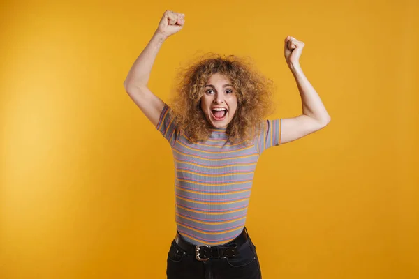 Feliz Sorrindo Jovem Loira Com Cabelo Frisado Roupas Casuais Sobre — Fotografia de Stock