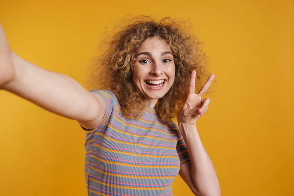 Feliz Sorrindo Jovem Loira Mulher Com Cabelo Fizzy Roupas Casuais — Fotografia de Stock