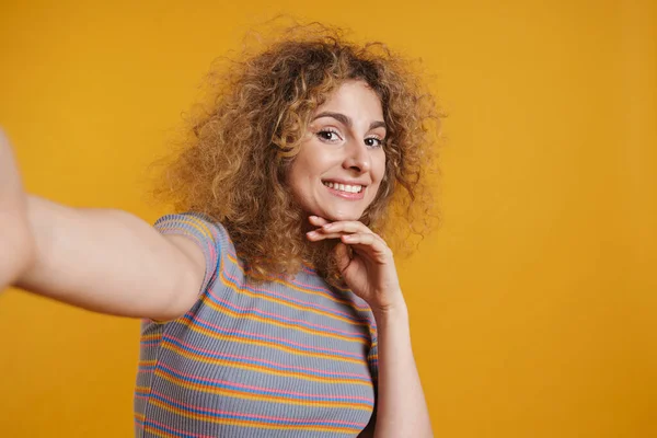 Šťastná Usmívající Mladá Blondýna Šumivé Vlasy Ležérní Oblečení Stojící Přes — Stock fotografie