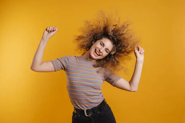 Feliz Animado Jovem Mulher Casual Com Penteado Efervescente Sobre Fundo — Fotografia de Stock