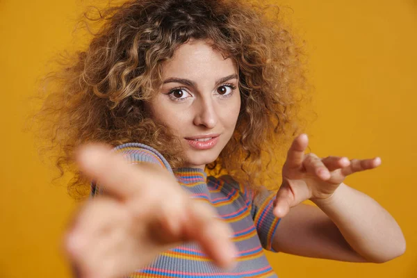 Glimlachende Jonge Casual Vrouw Met Pluizig Kapsel Staande Gele Muur — Stockfoto