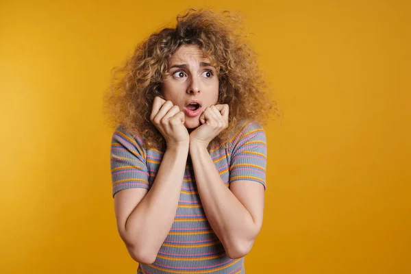 Geschokt Jong Casual Vrouw Met Bruisend Kapsel Staande Gele Muur — Stockfoto