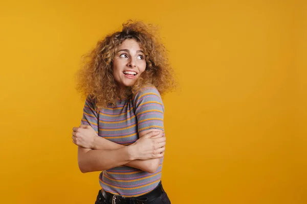 Šťastná Usmívající Mladá Blondýnka Šumivým Účesem Neformálním Oblečení Stojící Žlutém — Stock fotografie